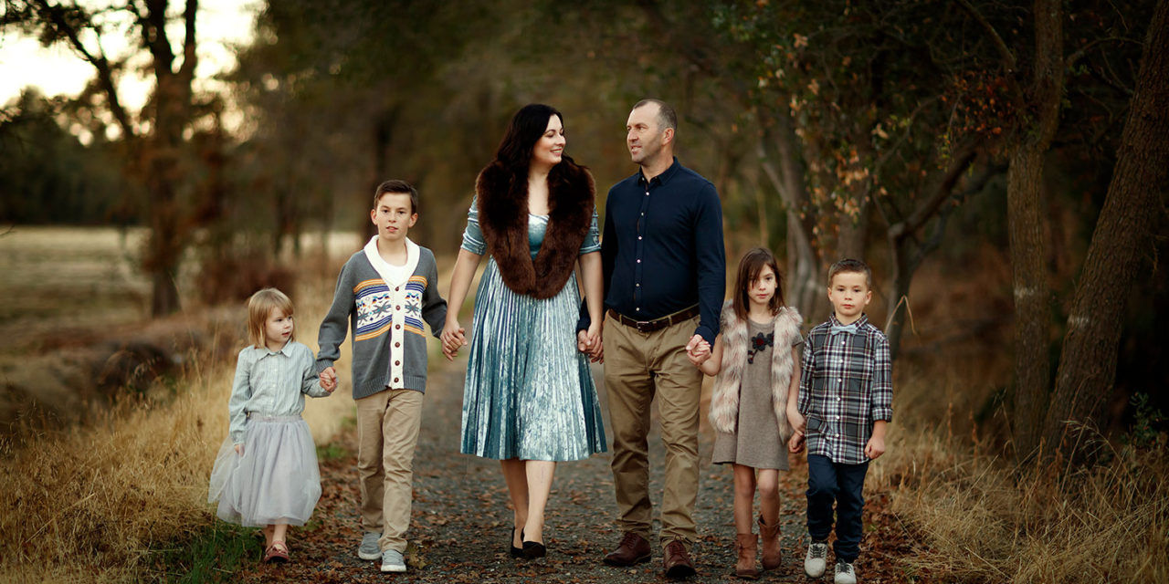 What to Wear for Outdoor Family Pictures (Learn the Best Colors for Fall)