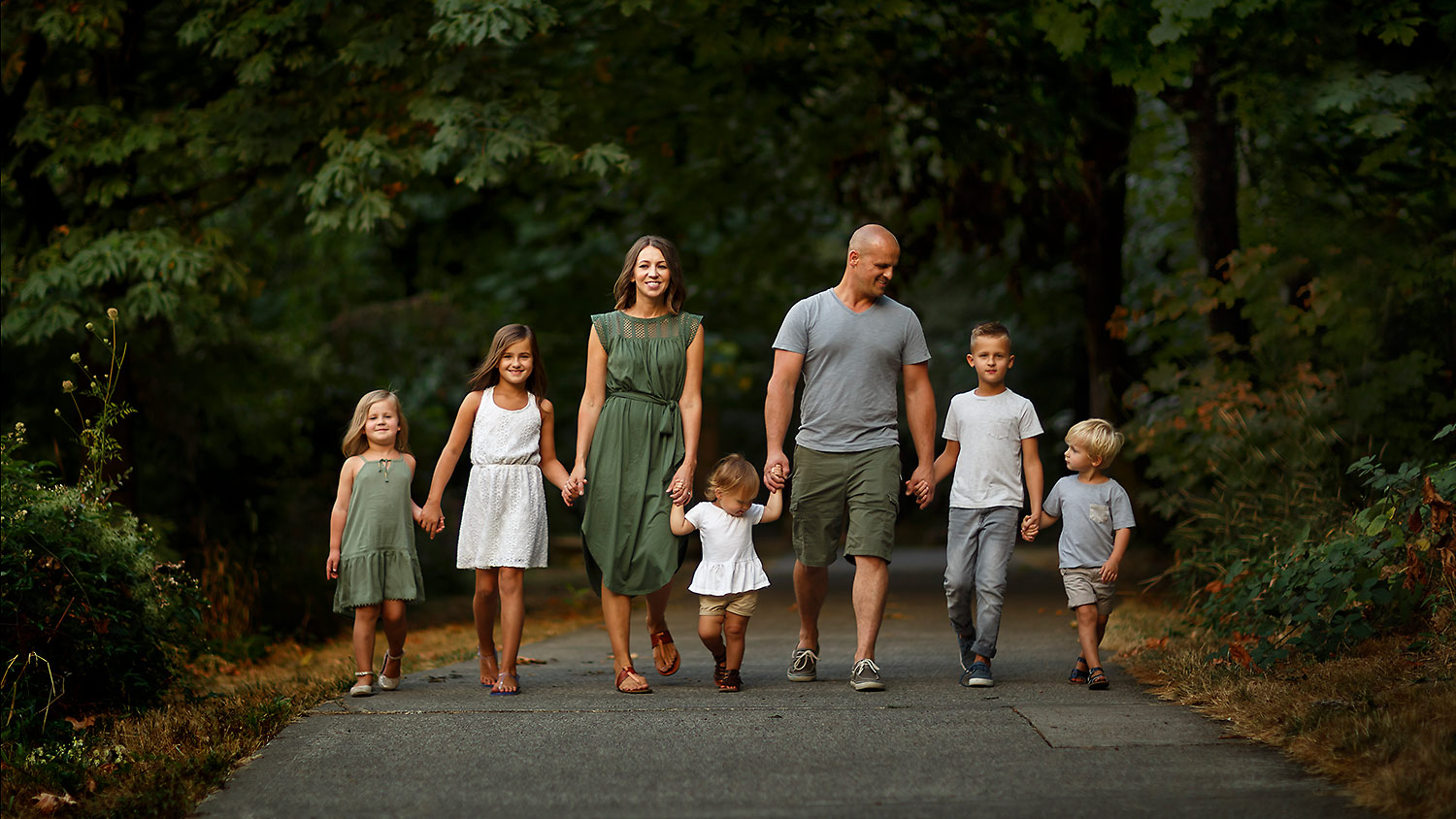 Family of 4 Pose Ideas | Big family photos, Family portrait poses, Fall  photoshoot family