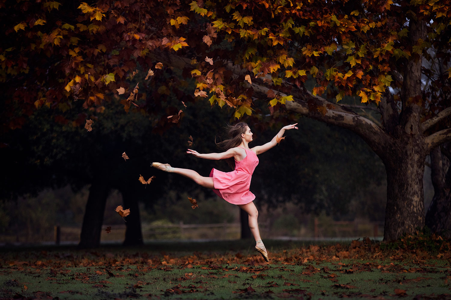 Танцующая девушка осень