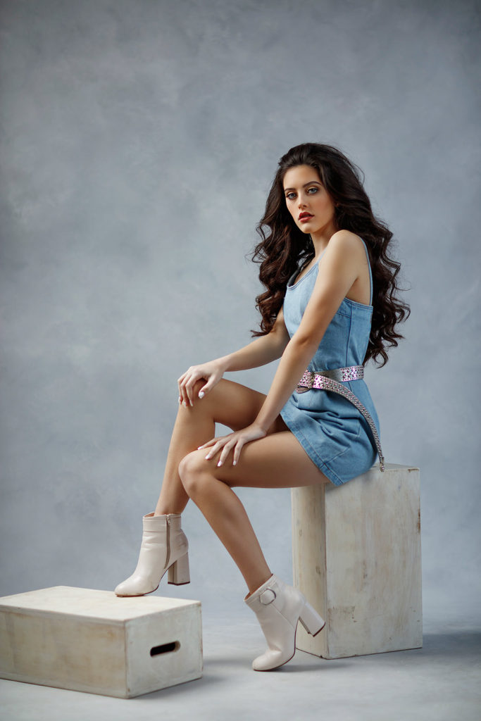 How Do You Pose Like A Professional Female Model? – Hire a Model For  Photoshoot in Mumbai